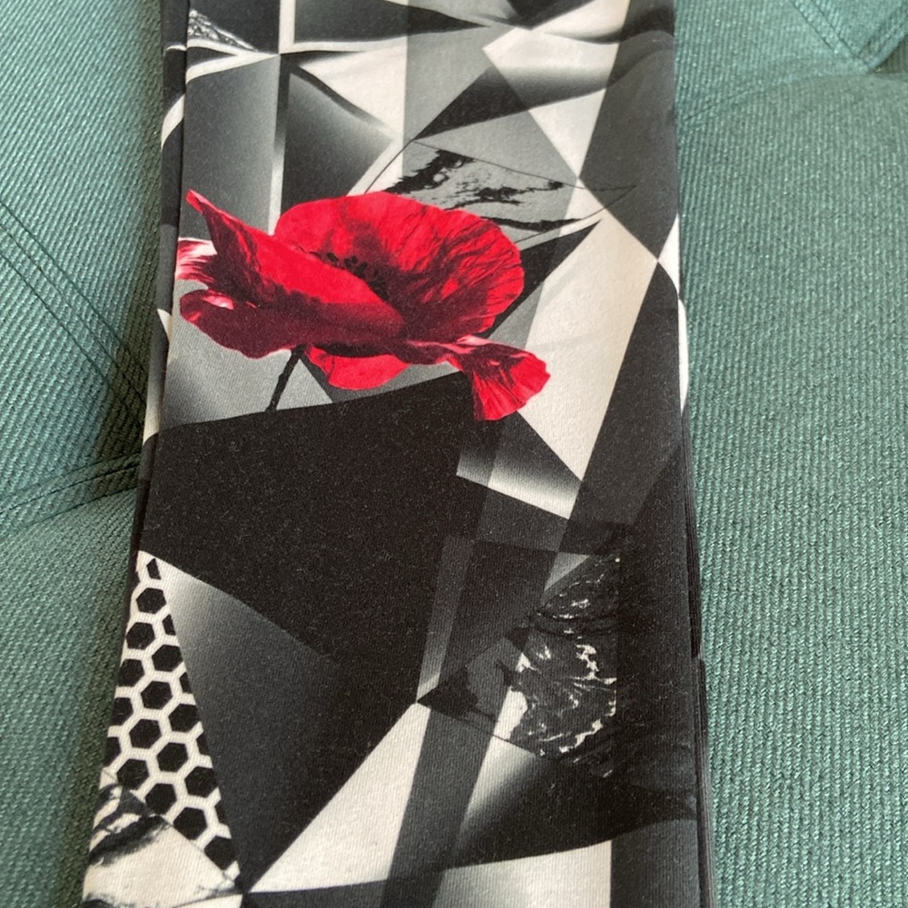 Sale! Leggings in cool geo pattern with red poppies, size S - Picture 3 of 6